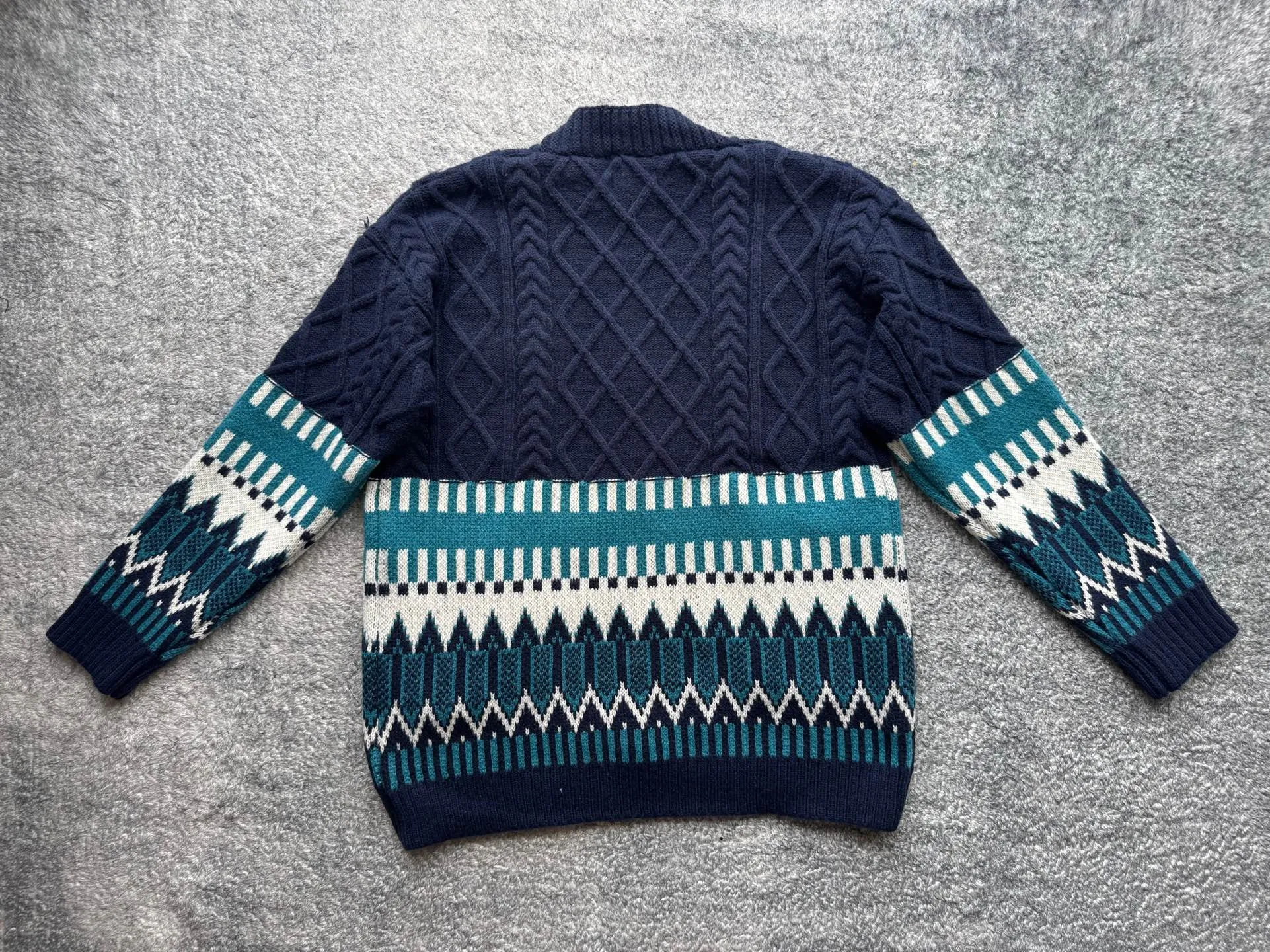 P220 Ralph Lauren old money style cable sweater. The end of the sweater must be twisted! Want to go for an American retro style but are afraid of using too much force? This cable cardigan can be called a "retro dressing cheat"~ ▫️Cable workmanship = the king of retro atmosphere: the three-dimensional cable pattern replicates the texture of American vintage clothes, not deliberately to look old, but with a "sensation of luxury accumulated over time". The moment you put it on, you have the "smell of a male protagonist in a campus movie", and the hair tie was praised as "clothes cheating" when taking photos~ ▫️It doesn't matter your body shape but also hides a lot of fat. It can also be worn by boys with broad shoulders and slightly fat, V The collar can also modify the neck line, making the person look more upright~ Wear it under a coat/down jacket in winter, revealing the cable ties and small red labels, and the sense of layering is directly stunning~ It is perfect with sneakers and leather shoes. American boys rush with their eyes closed, and directly reorganize their wardrobe~ Color: Navy Blue Apricot Size S Height 165-170CM Weight 110-125 M Height 170-175CM Weight 125-140 L Height 175-185CM Weight 140-155